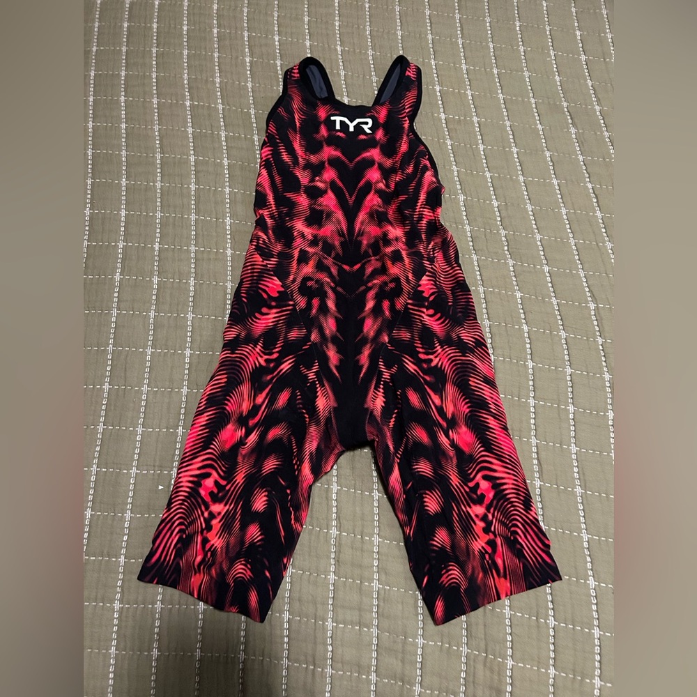 TYR venzo genesis size 24 closed back fast suit kneeskin